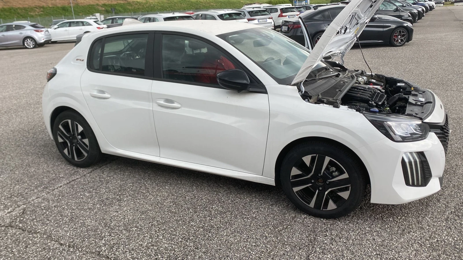 Peugeot 208 1.2I Чисто нов , снимка 1