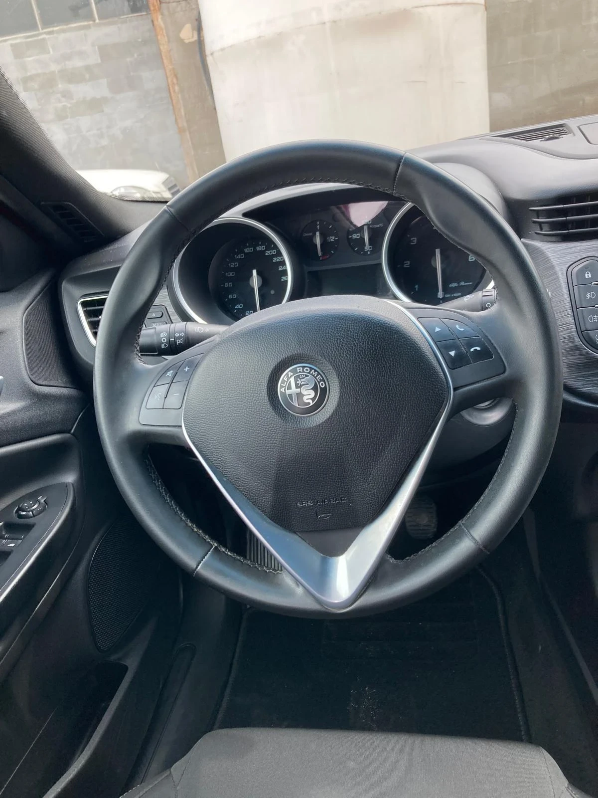 Alfa Romeo Giulietta  1. 6 JTDm 120 CV Sport Carbon Edition (88kw) - изображение 9