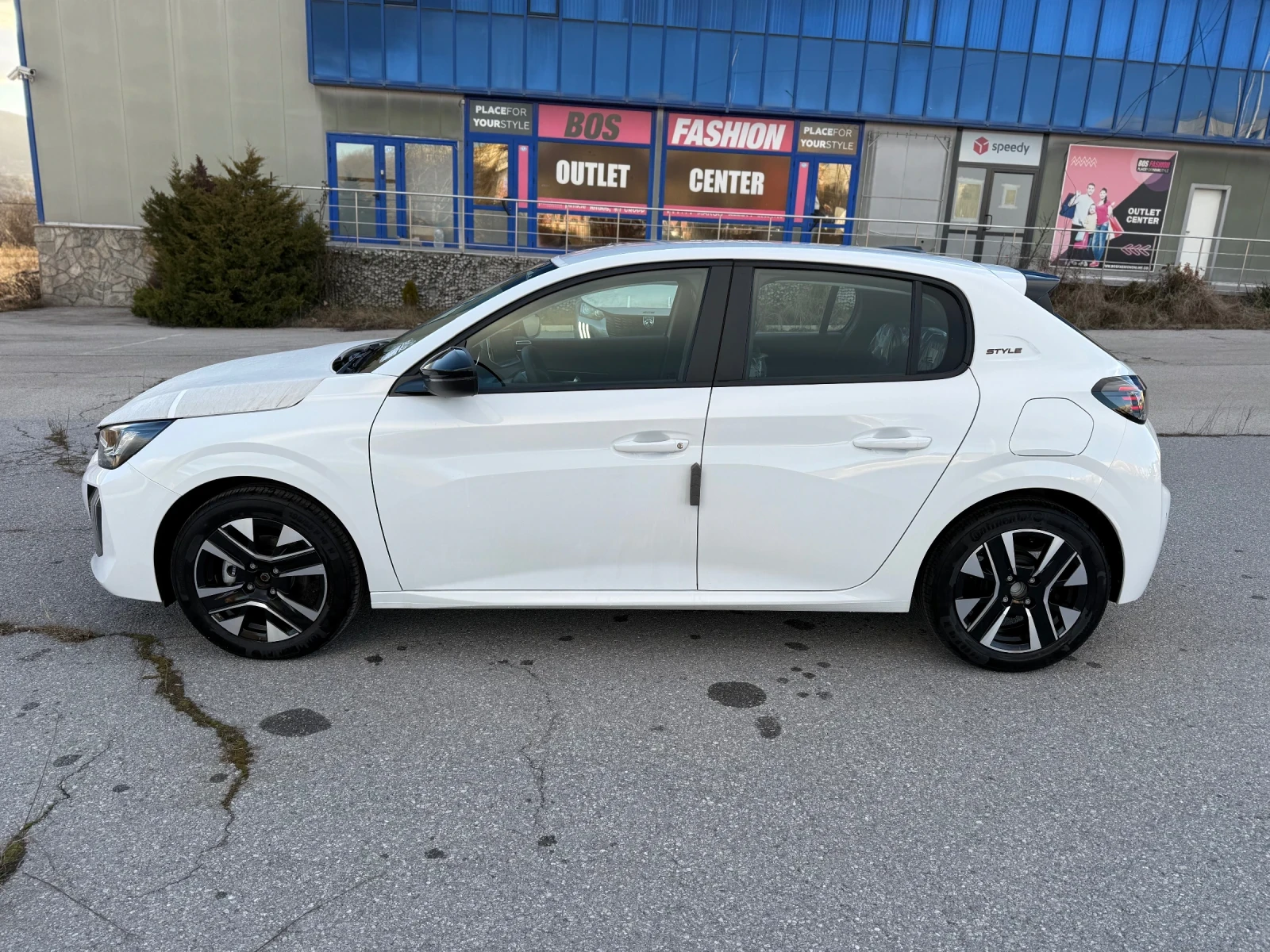 Peugeot 208 1.2I Чисто нов 14км! - изображение 3