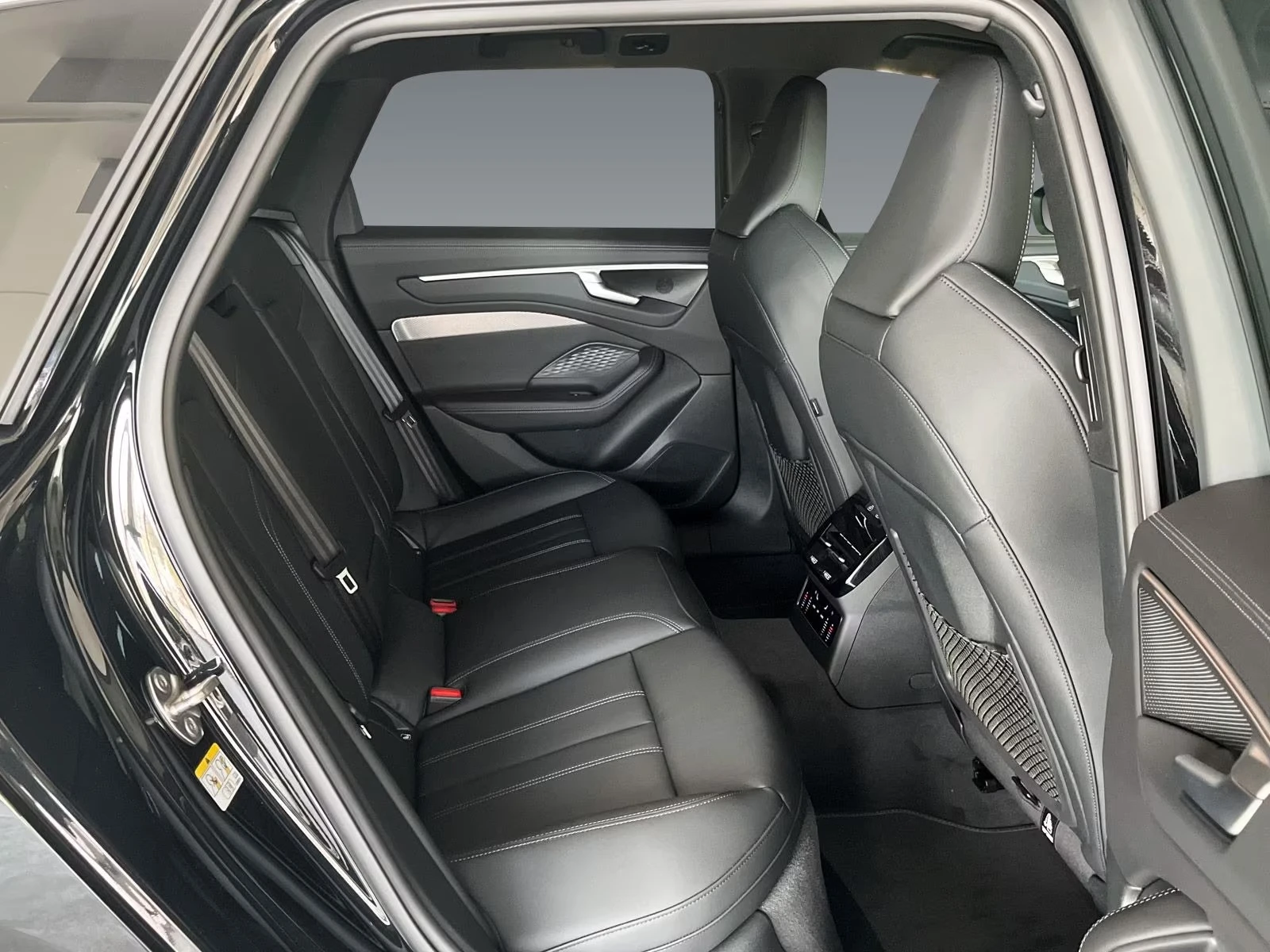 Audi A6 E-HYBRID/ AVANT/ MMI DISPLAY/ MATRIX/ 360/ AIR/, снимка 13 - Автомобили и джипове - 55276608