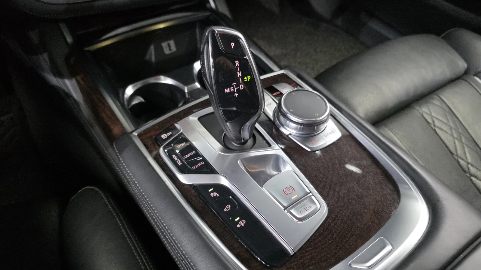 BMW 750 SOFT CLOSE* HUD* BLIND SPOT* МАСАЖ* КРАЙНА ЦЕНА, снимка 9 - Автомобили и джипове - 55349569