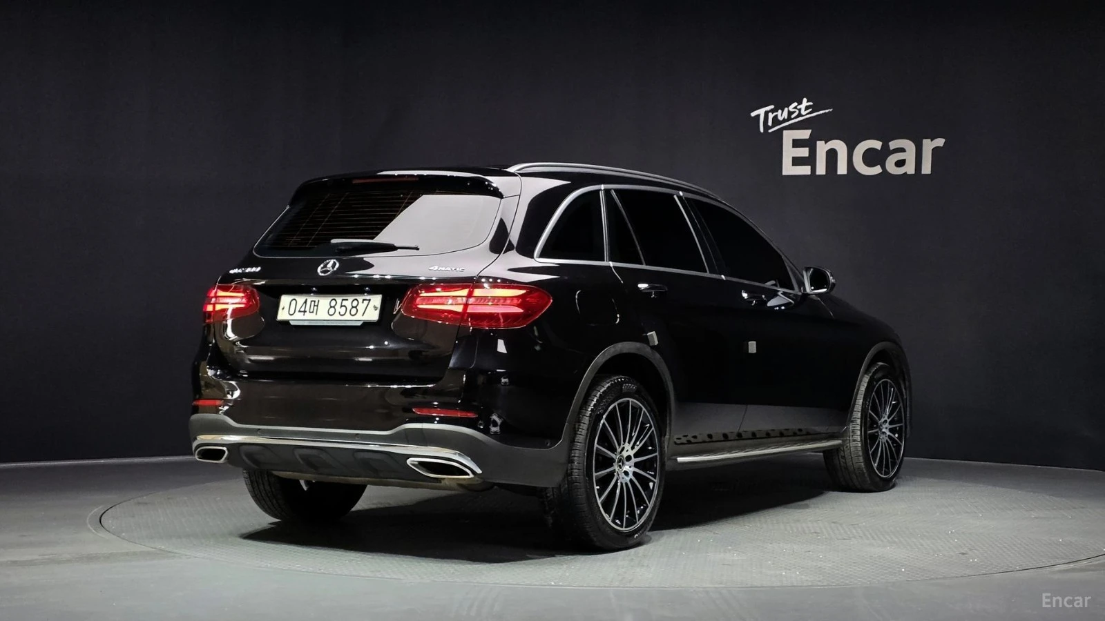 Mercedes-Benz GLC 300 4MATIC/AMG-LINE/DRIVE-ASSISTS/PANOROOF, снимка 3 - Автомобили и джипове - 55660231