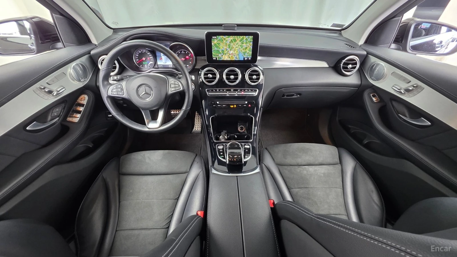 Mercedes-Benz GLC 300 4MATIC/AMG-LINE/DRIVE-ASSISTS/PANOROOF, снимка 7 - Автомобили и джипове - 55660231