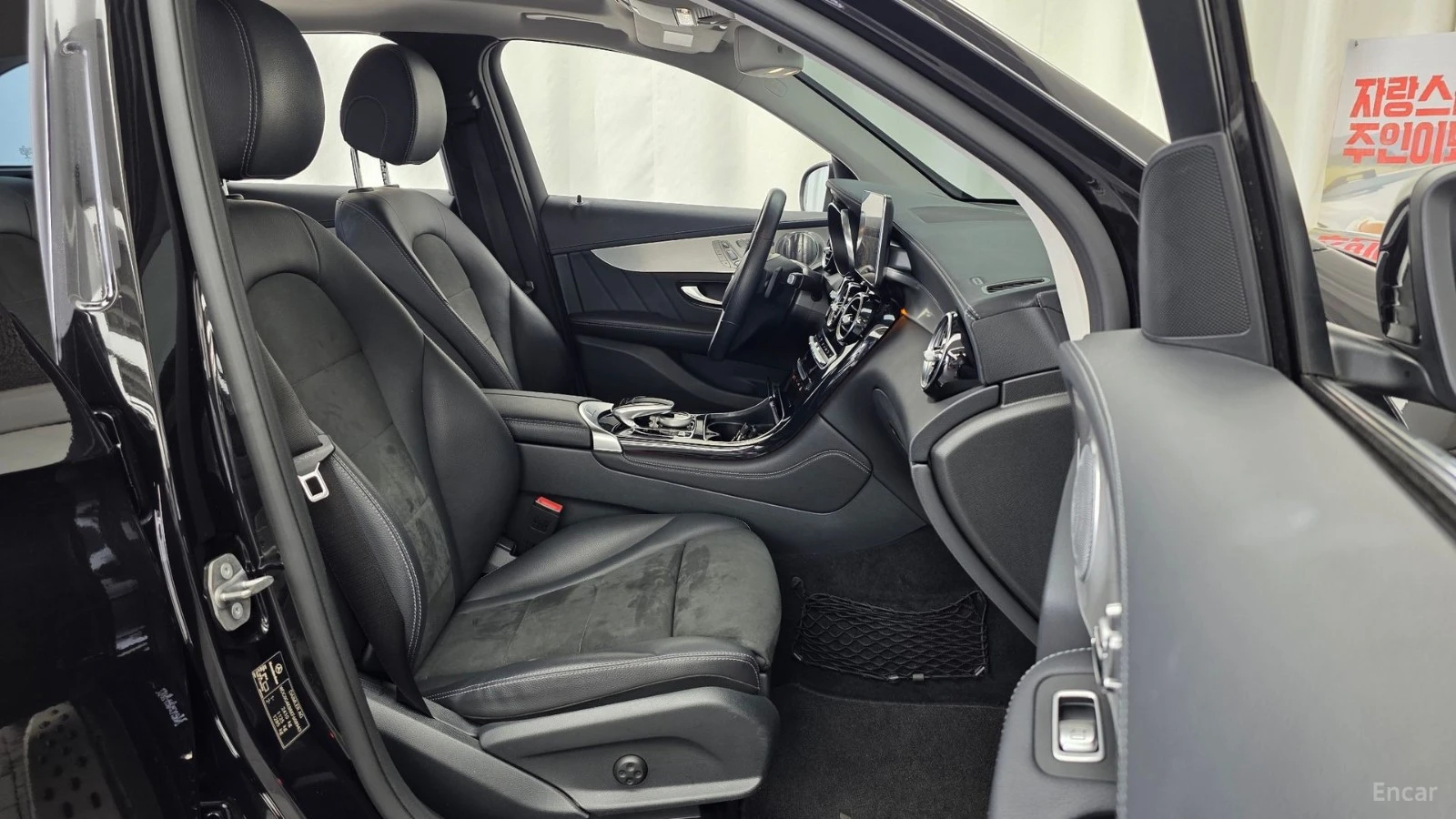 Mercedes-Benz GLC 300 4MATIC/AMG-LINE/DRIVE-ASSISTS/PANOROOF, снимка 14 - Автомобили и джипове - 55660231