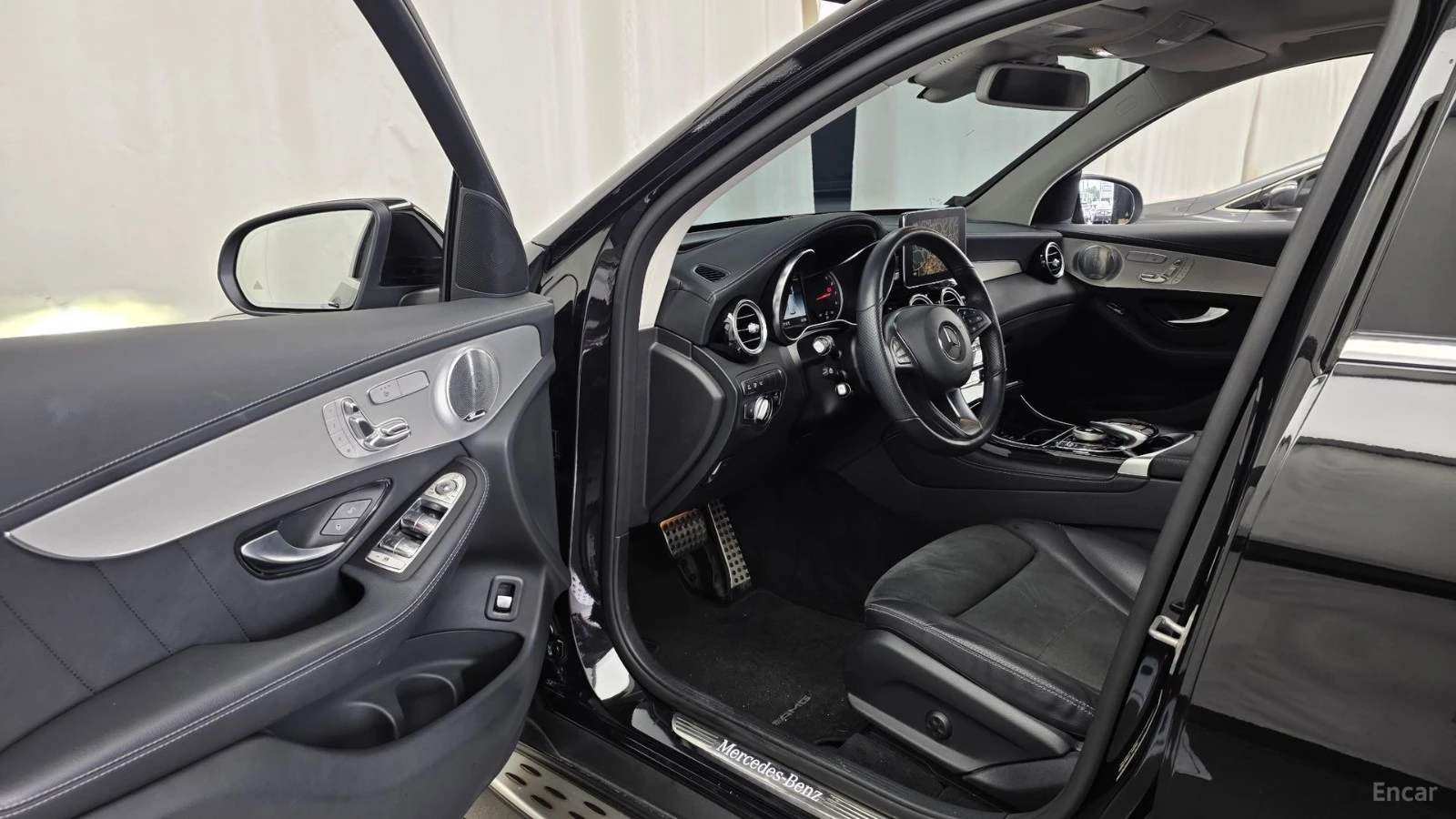 Mercedes-Benz GLC 300 4MATIC/AMG-LINE/DRIVE-ASSISTS/PANOROOF, снимка 6 - Автомобили и джипове - 55660231