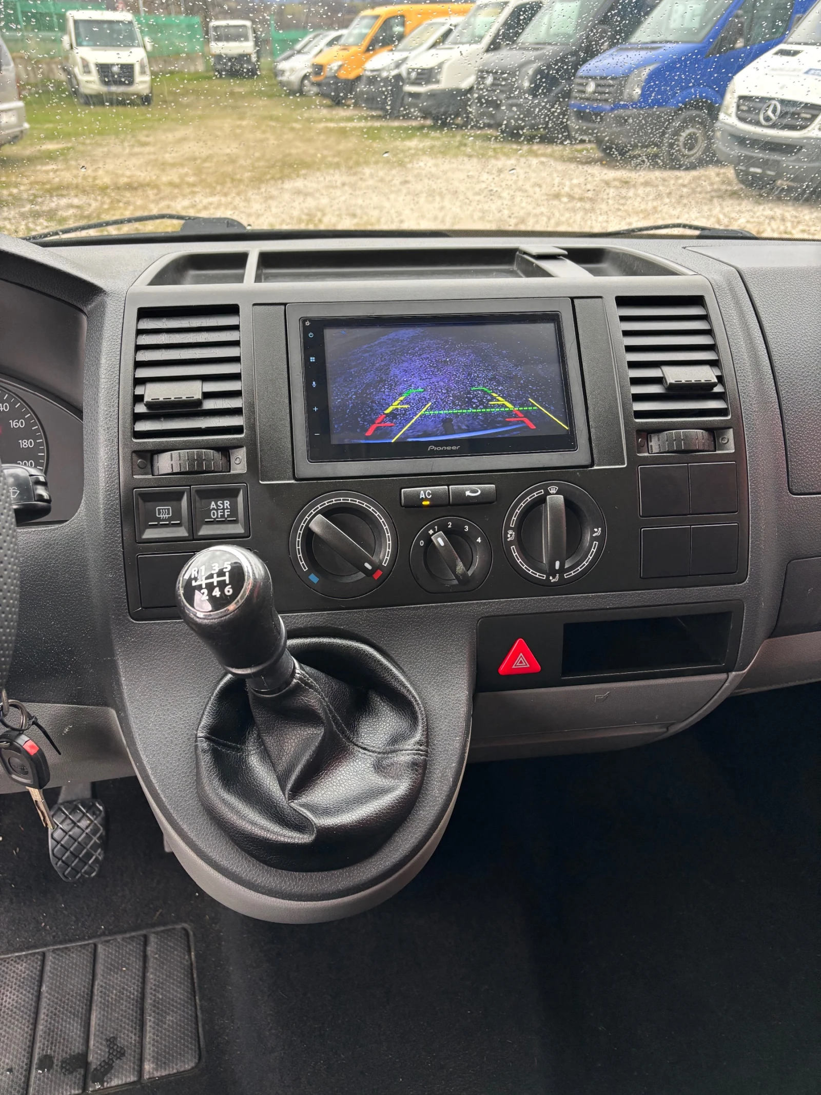 VW Transporter КОЖА/КАМЕРА/КЛИМАТИК/НАВИГАЦИЯ, снимка 10 - Бусове и автобуси - 53936315