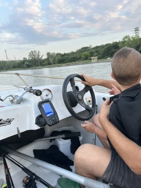 Лодка Собствено производство 4 такта  suzuki с колесар, снимка 3