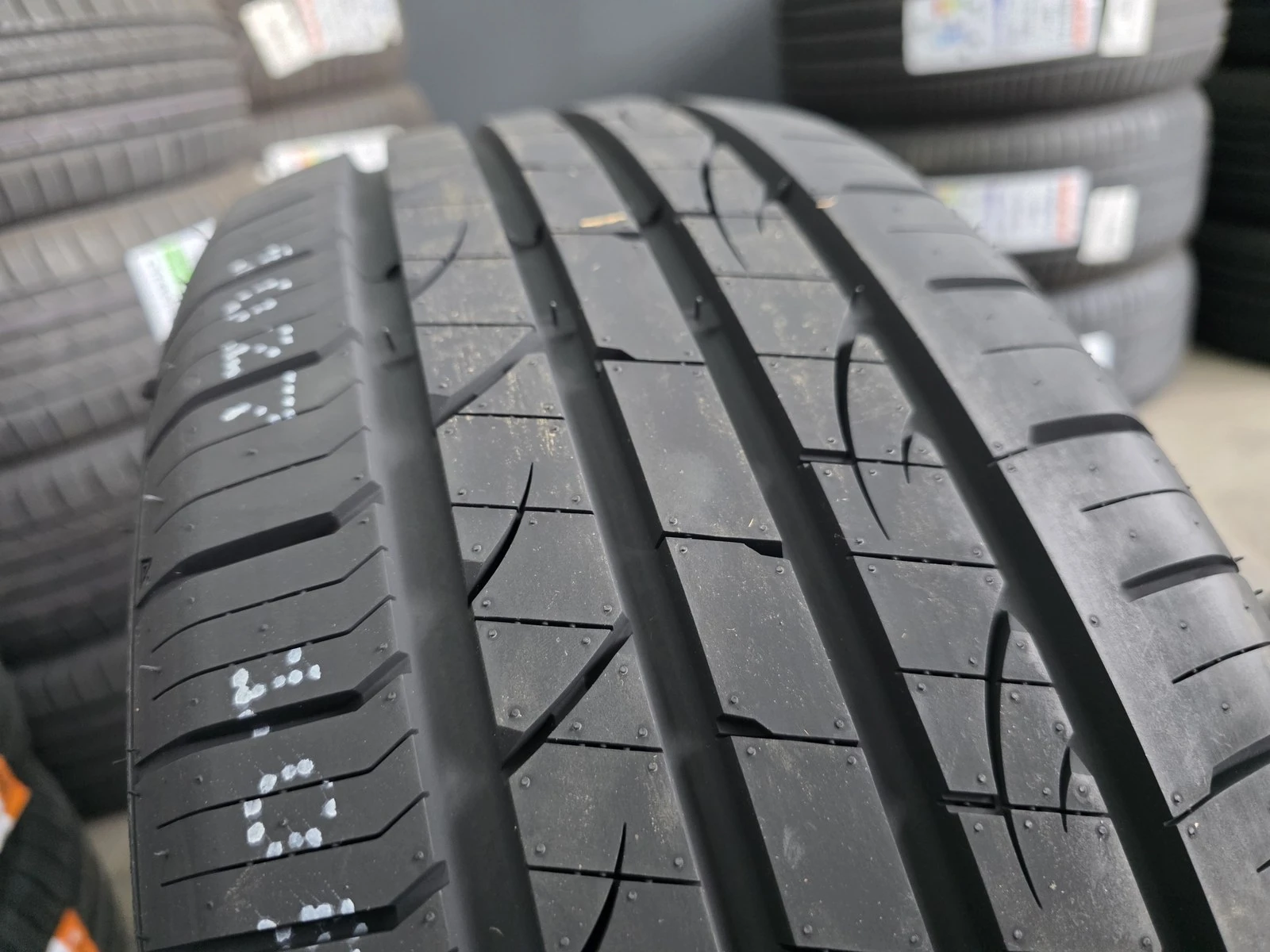 Гуми Летни 205/55R16, снимка 2 - Гуми и джанти - 56664518