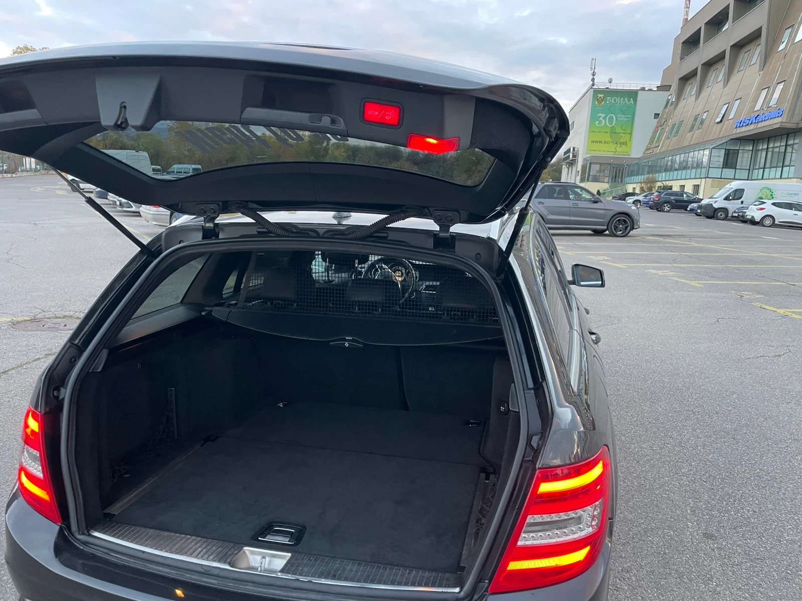 Mercedes-Benz C 250 ///AMG Line///DISTRONIC///biXENON///Harman-Kardon/, снимка 14 - Автомобили и джипове - 54832150
