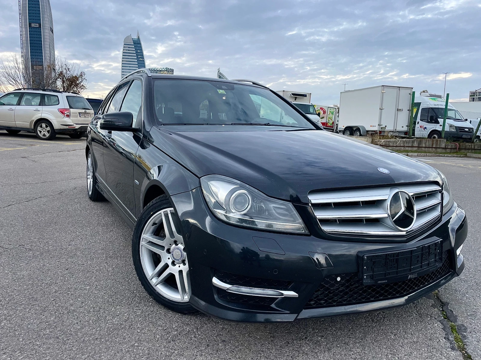 Mercedes-Benz C 250 ///AMG Line///DISTRONIC///biXENON///Harman-Kardon/, снимка 2 - Автомобили и джипове - 54832150