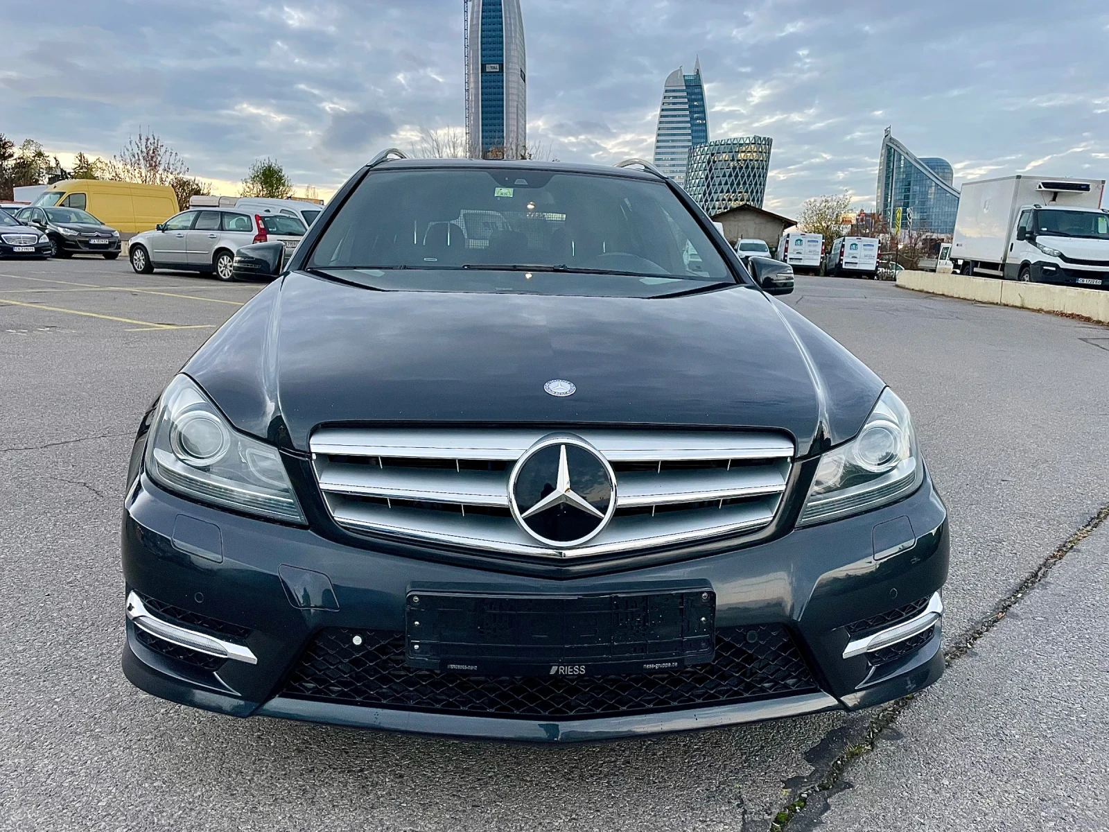Mercedes-Benz C 250 ///AMG Line///DISTRONIC///biXENON///Harman-Kardon/, снимка 3 - Автомобили и джипове - 54832150