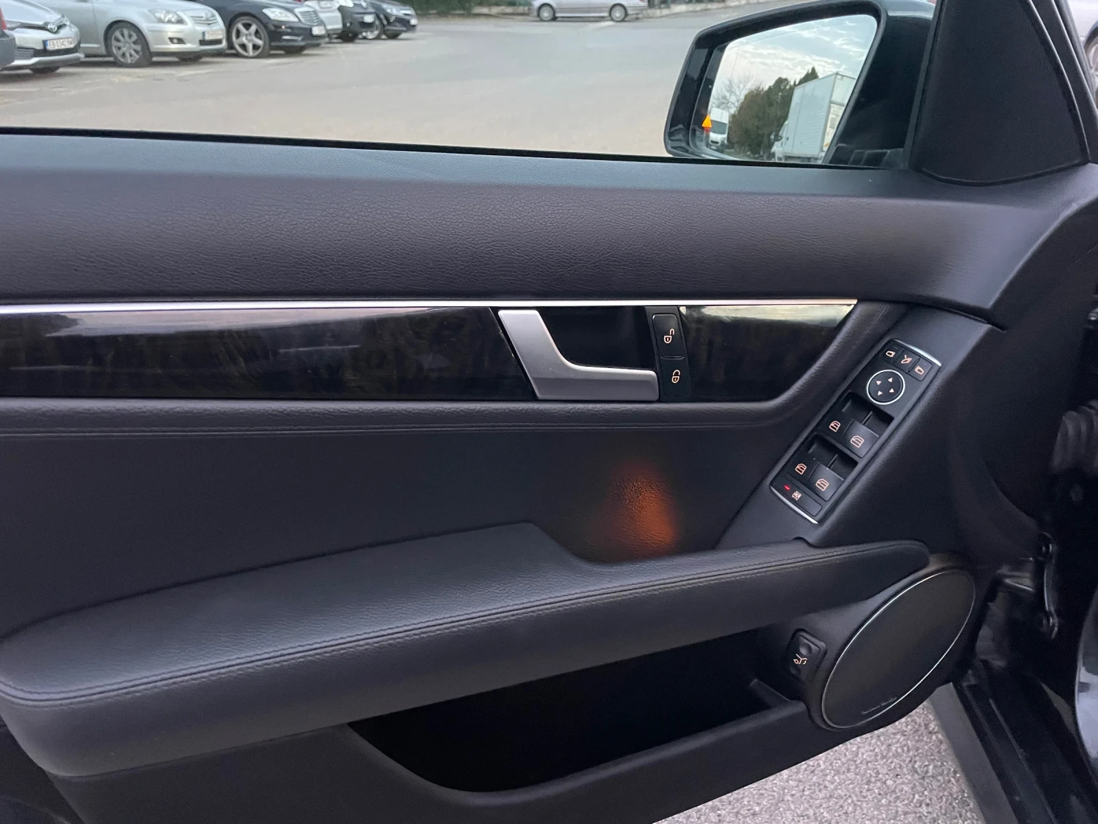 Mercedes-Benz C 250 ///AMG Line///DISTRONIC///biXENON///Harman-Kardon/, снимка 8 - Автомобили и джипове - 54832150