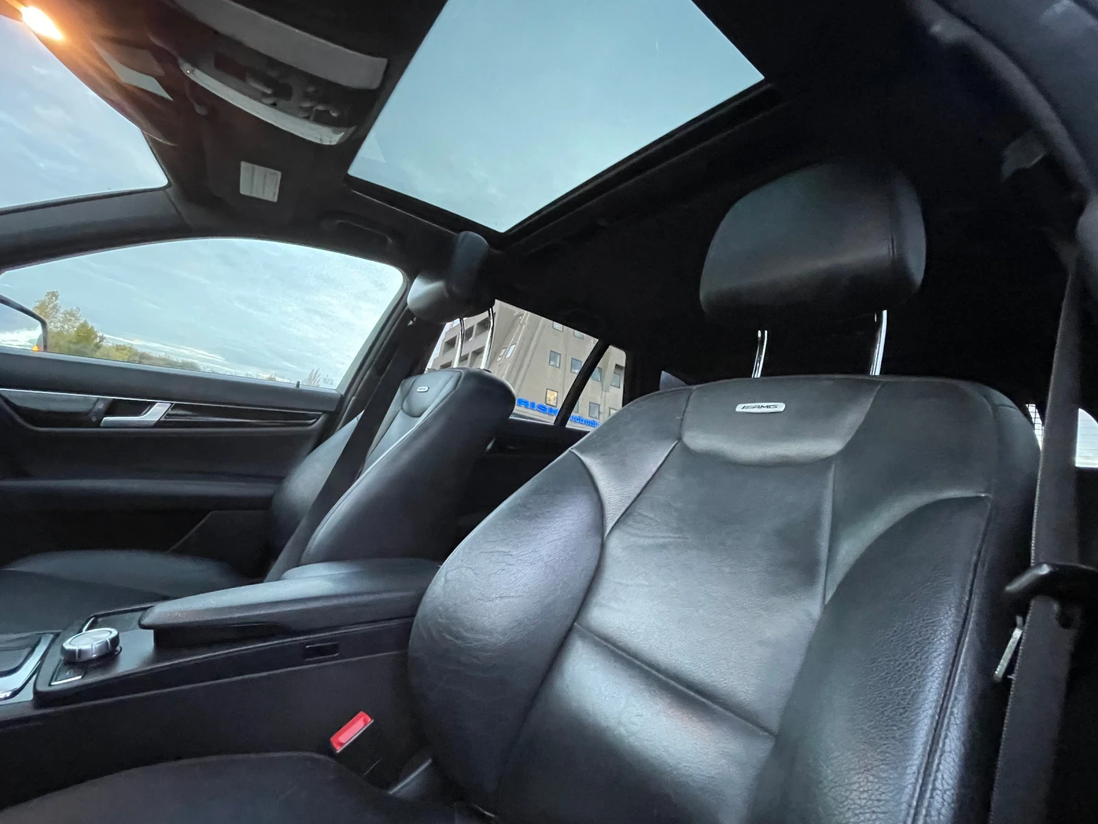 Mercedes-Benz C 250 ///AMG Line///DISTRONIC///biXENON///Harman-Kardon/, снимка 10 - Автомобили и джипове - 54832150