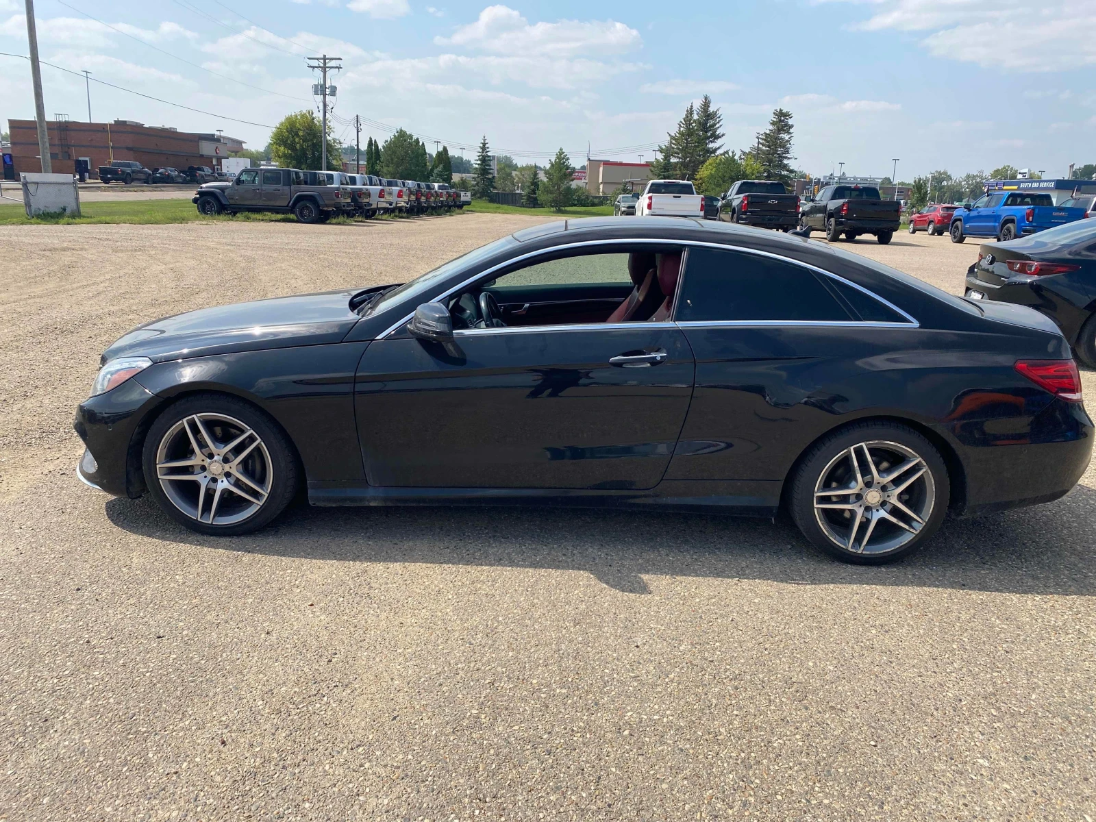 Mercedes-Benz E 400 * CARFAX * ЧЕРВЕНА КОЖА * HARMAN KARDON * , снимка 2 - Автомобили и джипове - 55830965