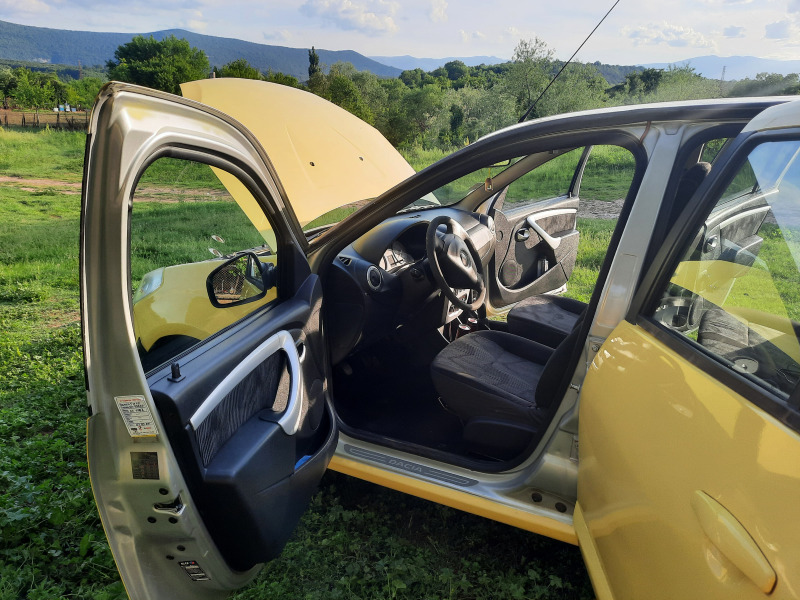 Dacia Sandero 1.2i, снимка 2 - Автомобили и джипове - 46185034