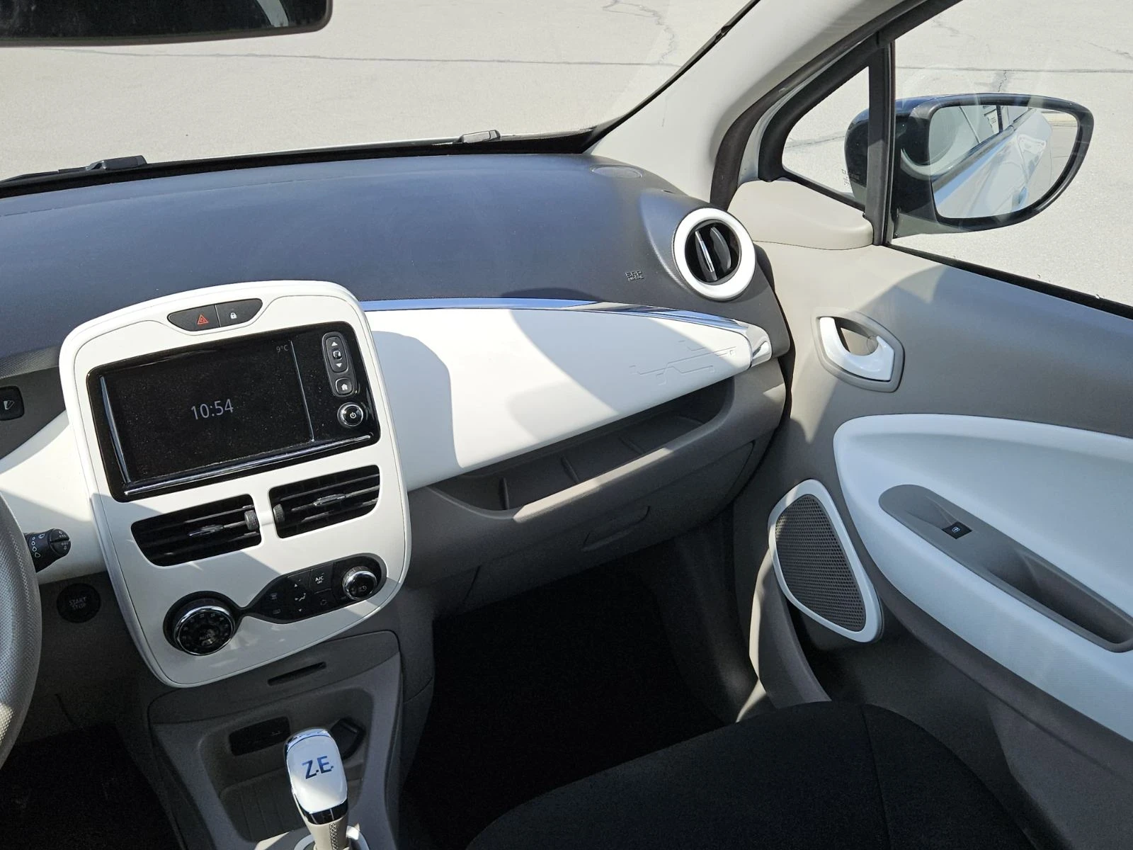 Renault Zoe, снимка 16 - Автомобили и джипове - 53865393