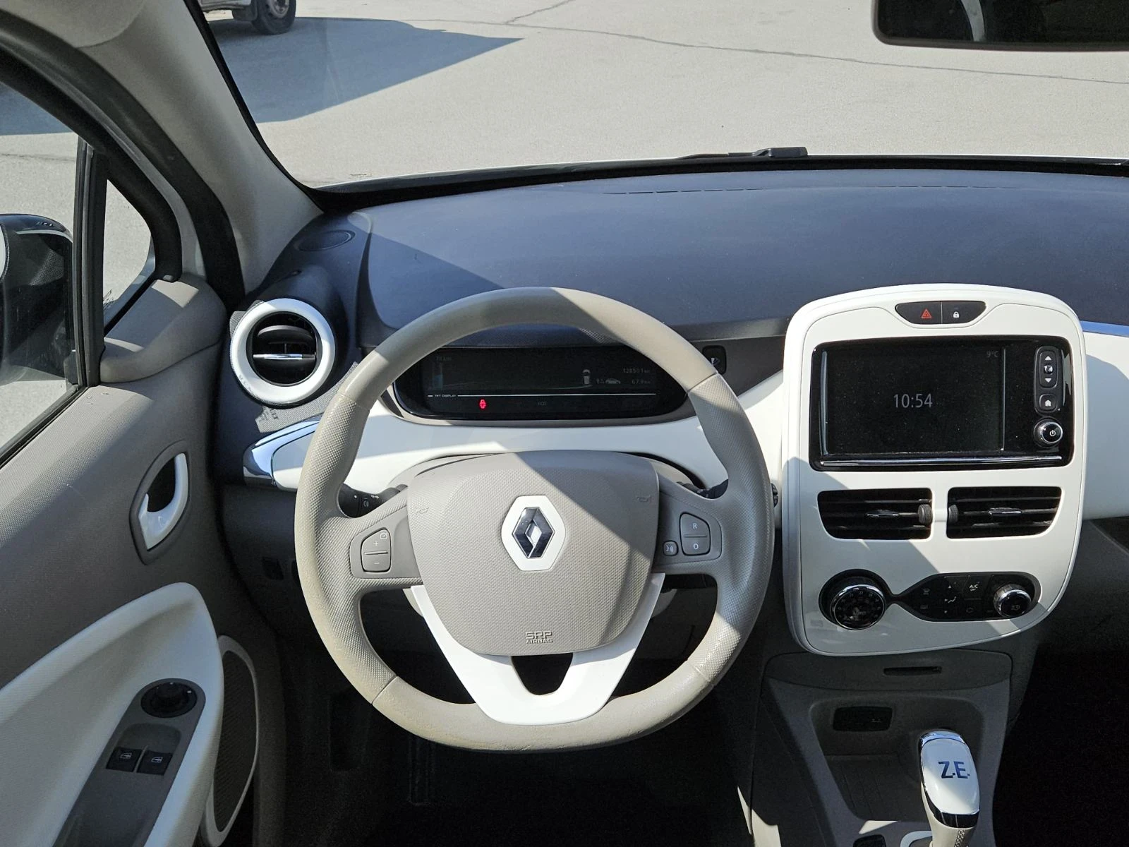 Renault Zoe, снимка 15 - Автомобили и джипове - 53865393