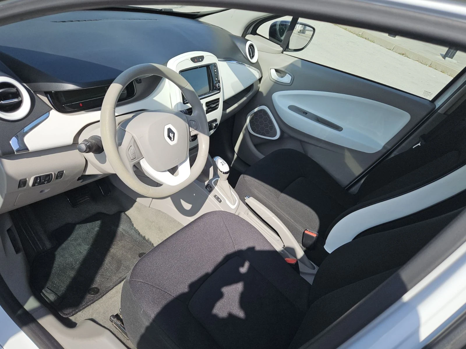 Renault Zoe, снимка 12 - Автомобили и джипове - 53865393