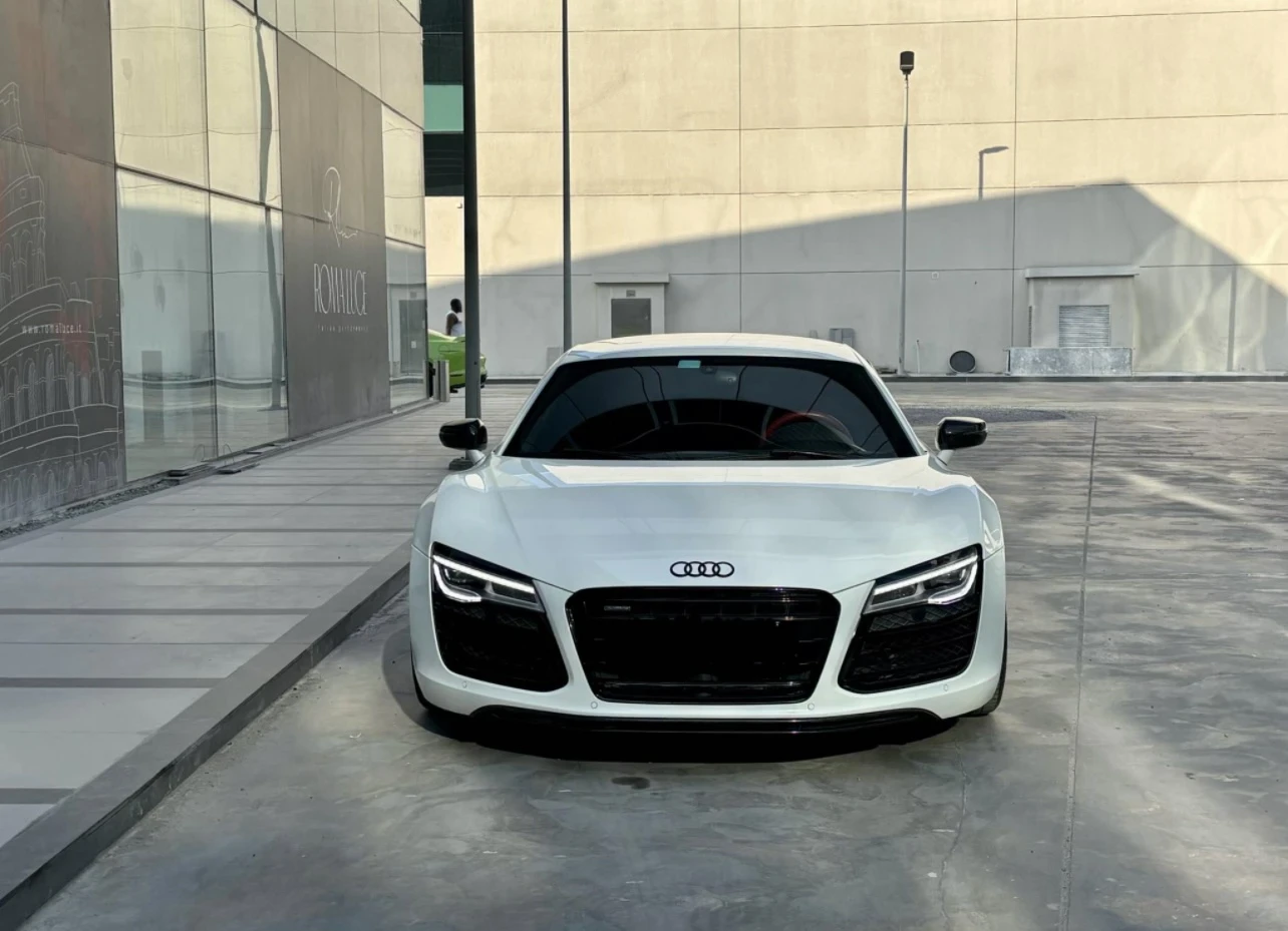 Audi R8 4.2 FSI V8 | СЕРВИЗНА ИСТОРИЯ| CARBON FIBER PACKAG, снимка 2 - Автомобили и джипове - 54284915