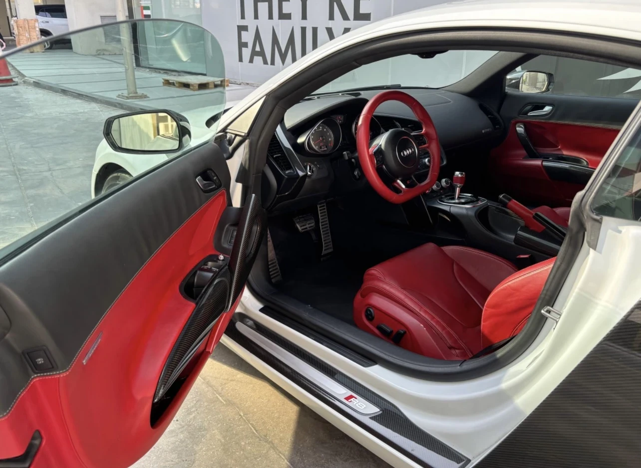 Audi R8 4.2 FSI V8 | СЕРВИЗНА ИСТОРИЯ| CARBON FIBER PACKAG, снимка 8 - Автомобили и джипове - 54284915