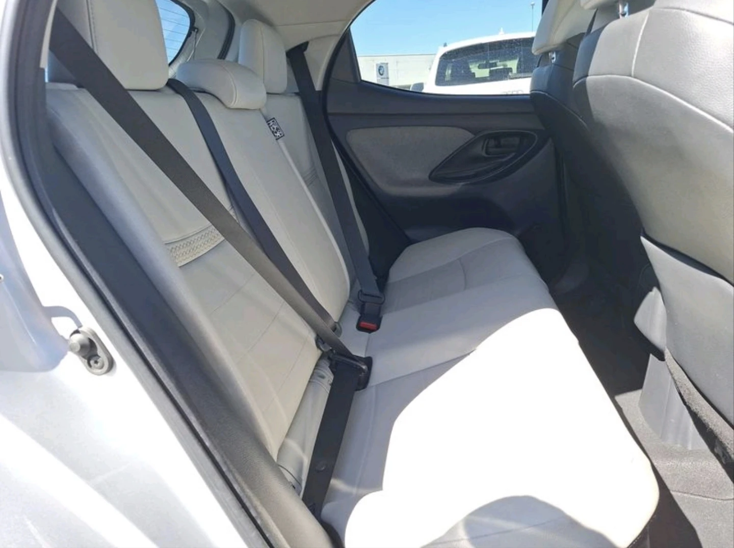Toyota Yaris HYBRID ICONIC FULL, снимка 8 - Автомобили и джипове - 54530137