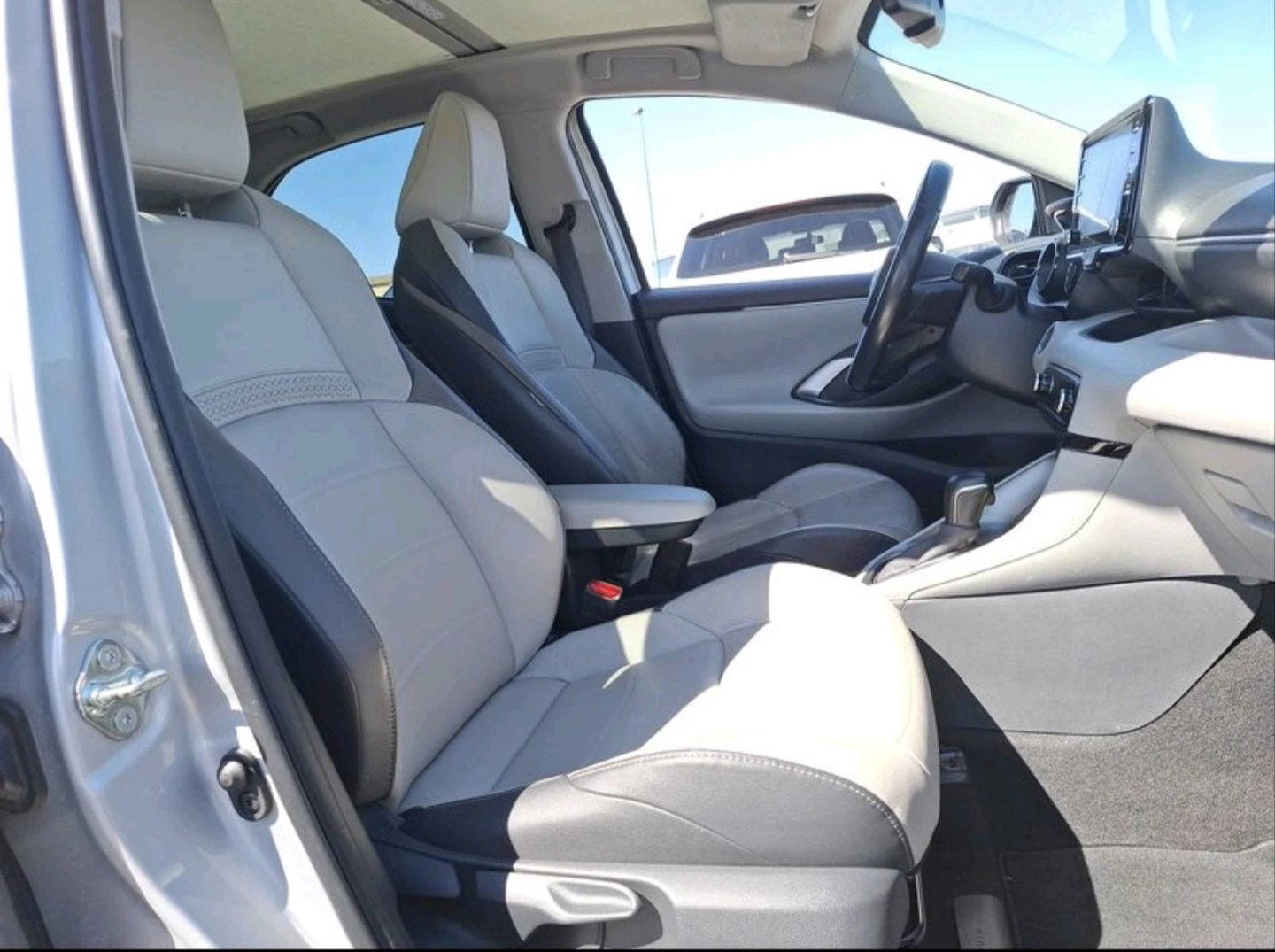 Toyota Yaris HYBRID ICONIC FULL, снимка 9 - Автомобили и джипове - 54530137
