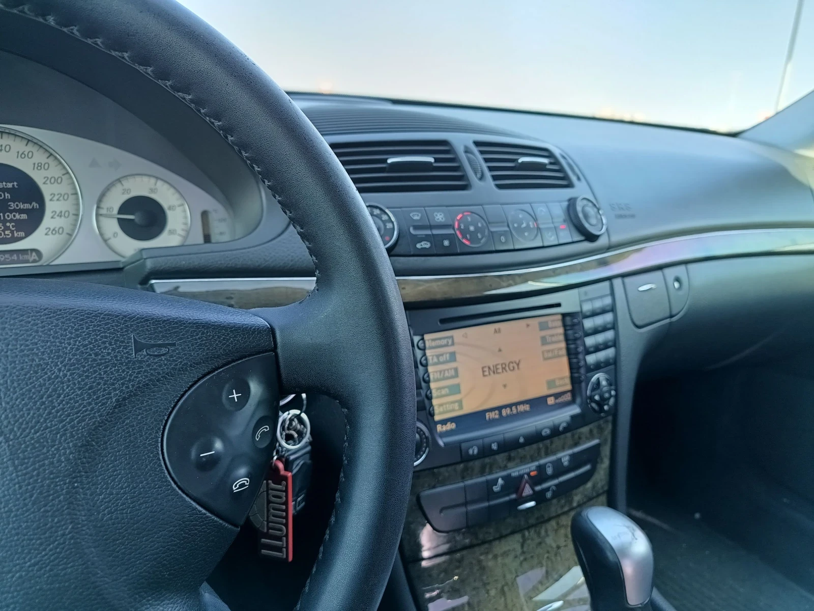 Mercedes-Benz E 220, снимка 5 - Автомобили и джипове - 54666777
