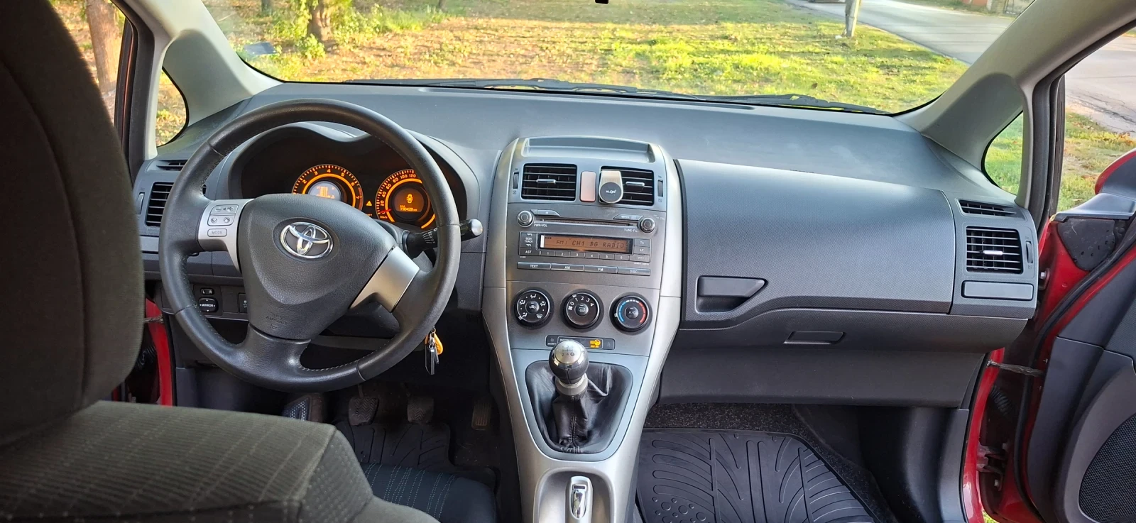 Toyota Auris, снимка 14 - Автомобили и джипове - 56552650