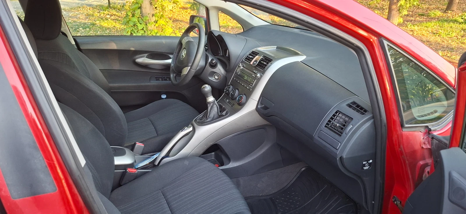Toyota Auris, снимка 9 - Автомобили и джипове - 56552650