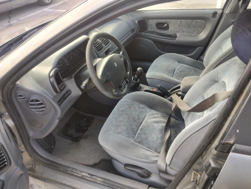 Renault Laguna 1.8 Климатроник, снимка 6 - Автомобили и джипове - 49560568