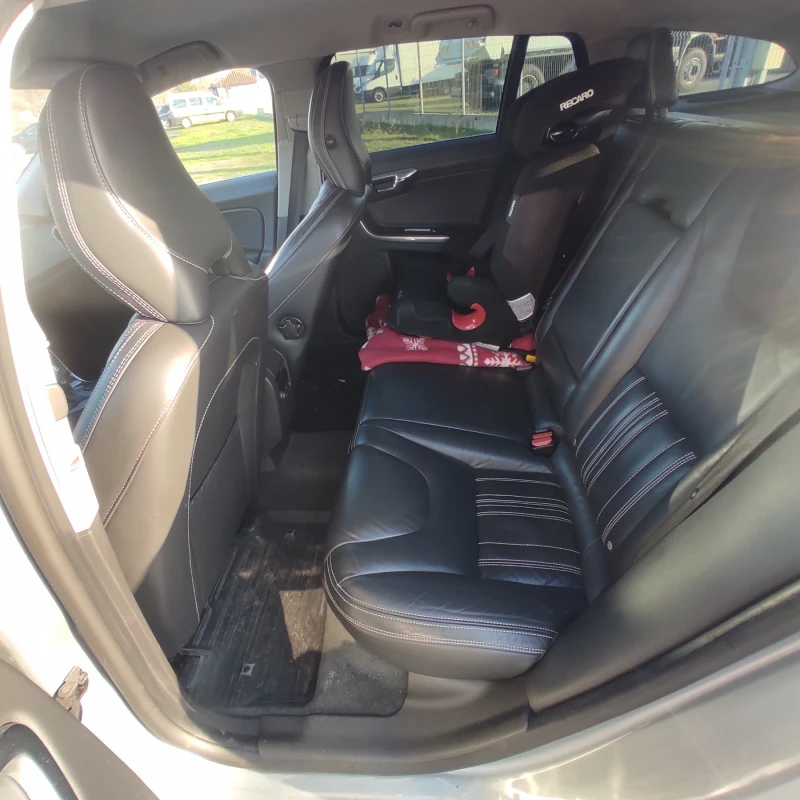 Volvo V60 2, 4 Plug in hybrid , снимка 9 - Автомобили и джипове - 52944432