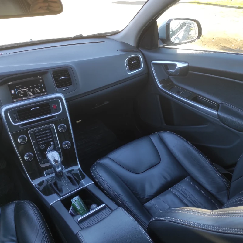 Volvo V60 2, 4 Plug in hybrid , снимка 8 - Автомобили и джипове - 52944432