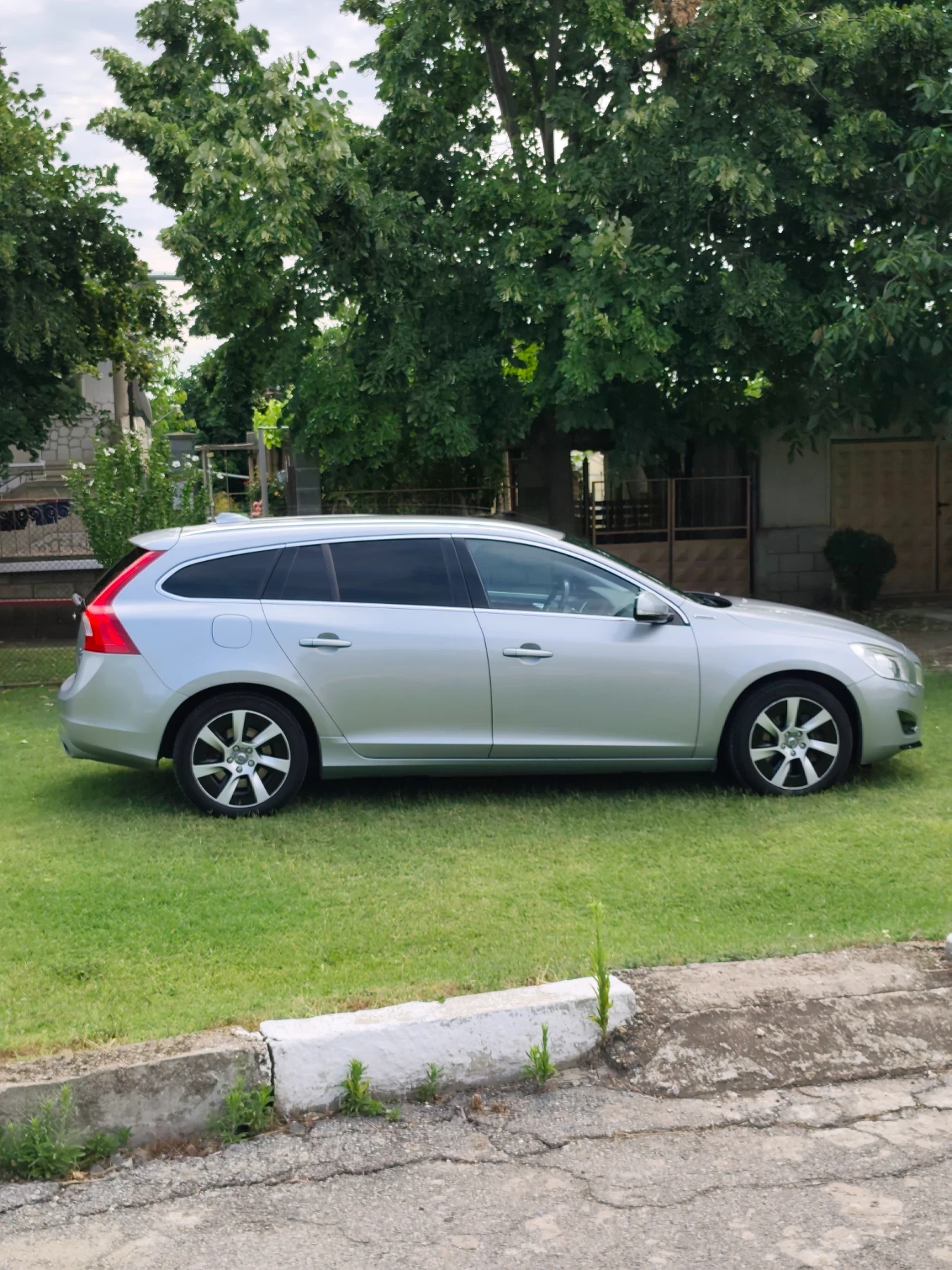Volvo V60 2, 4 Plug in hybrid , снимка 4 - Автомобили и джипове - 52944432