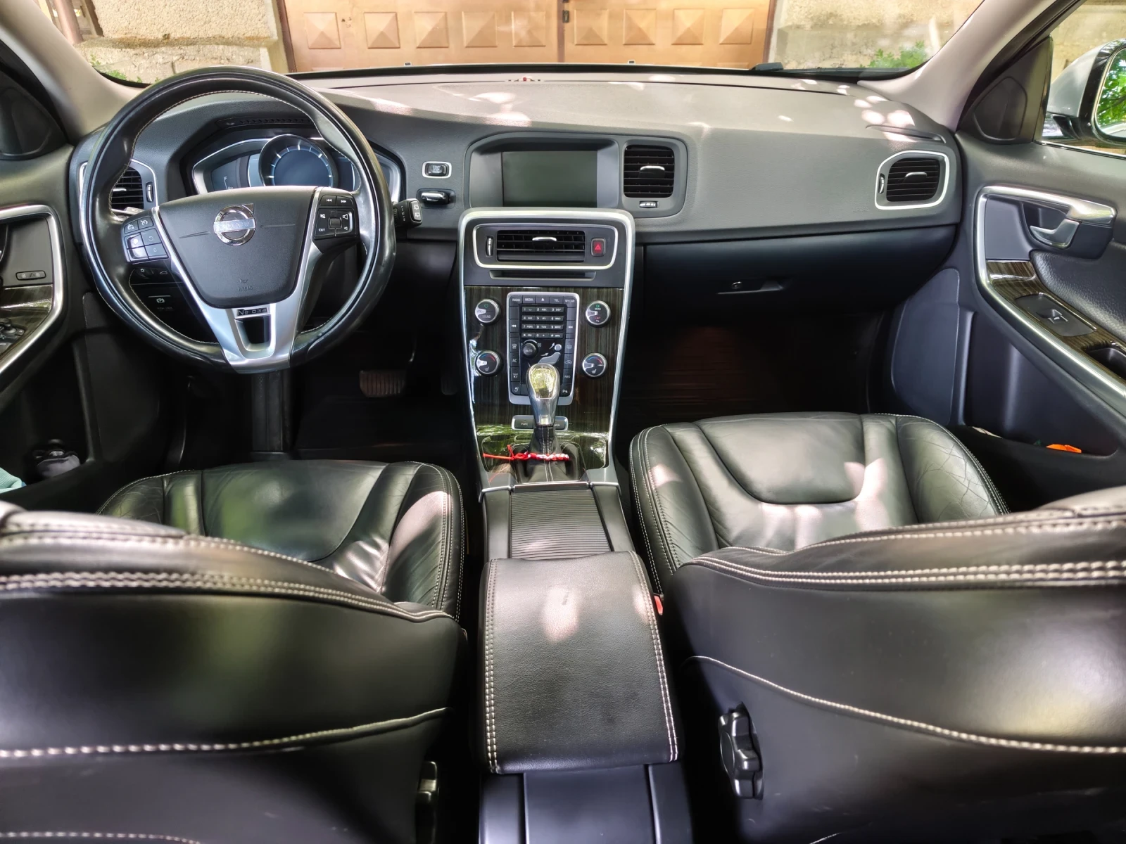 Volvo V60 2, 4 Plug in hybrid , снимка 11 - Автомобили и джипове - 52944432
