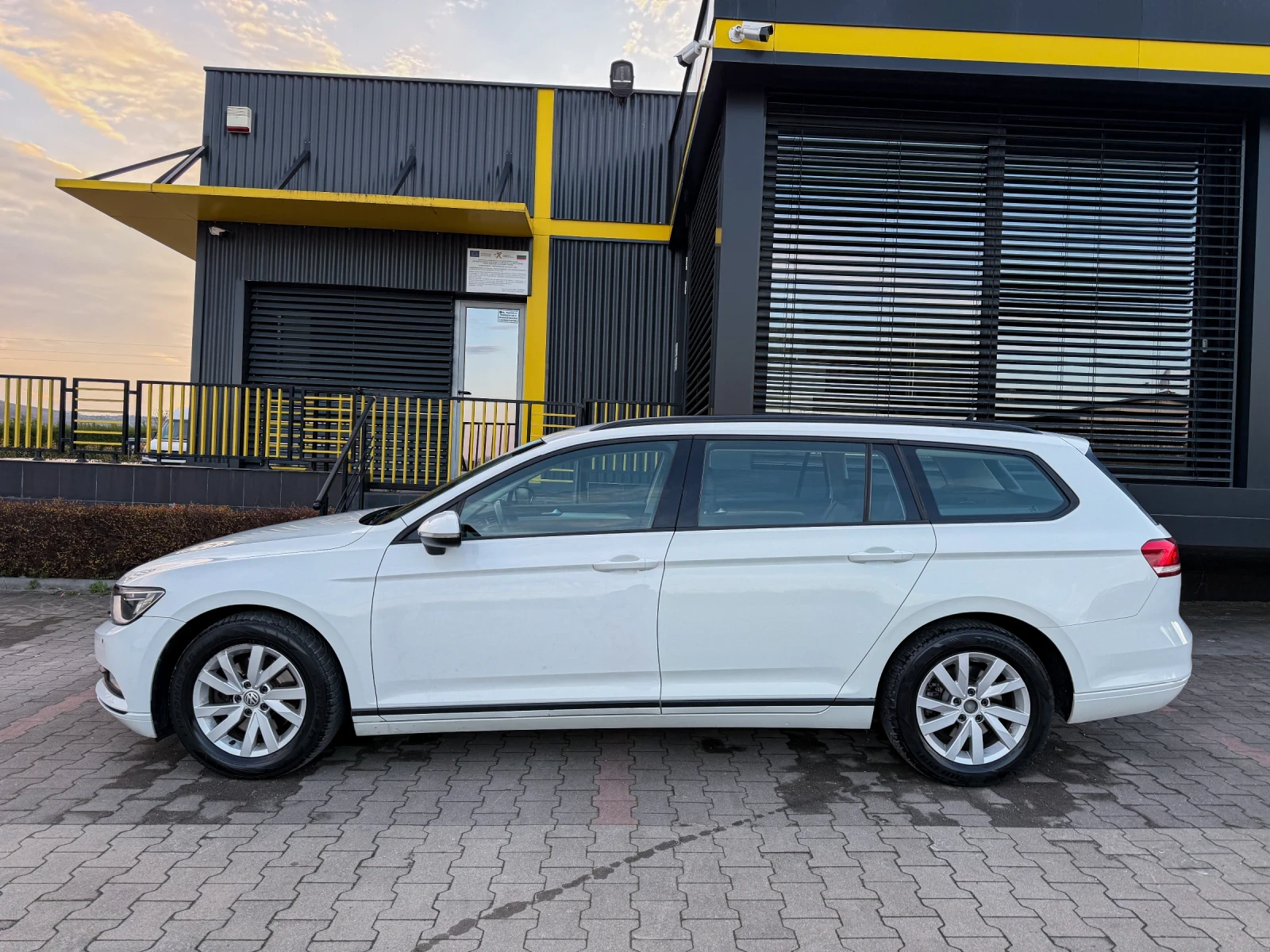 VW Passat 2.0TDi / КОЖА / ПОДГРЕВ / CarPlay / 2 КЛЮЧА, снимка 4 - Автомобили и джипове - 54072891