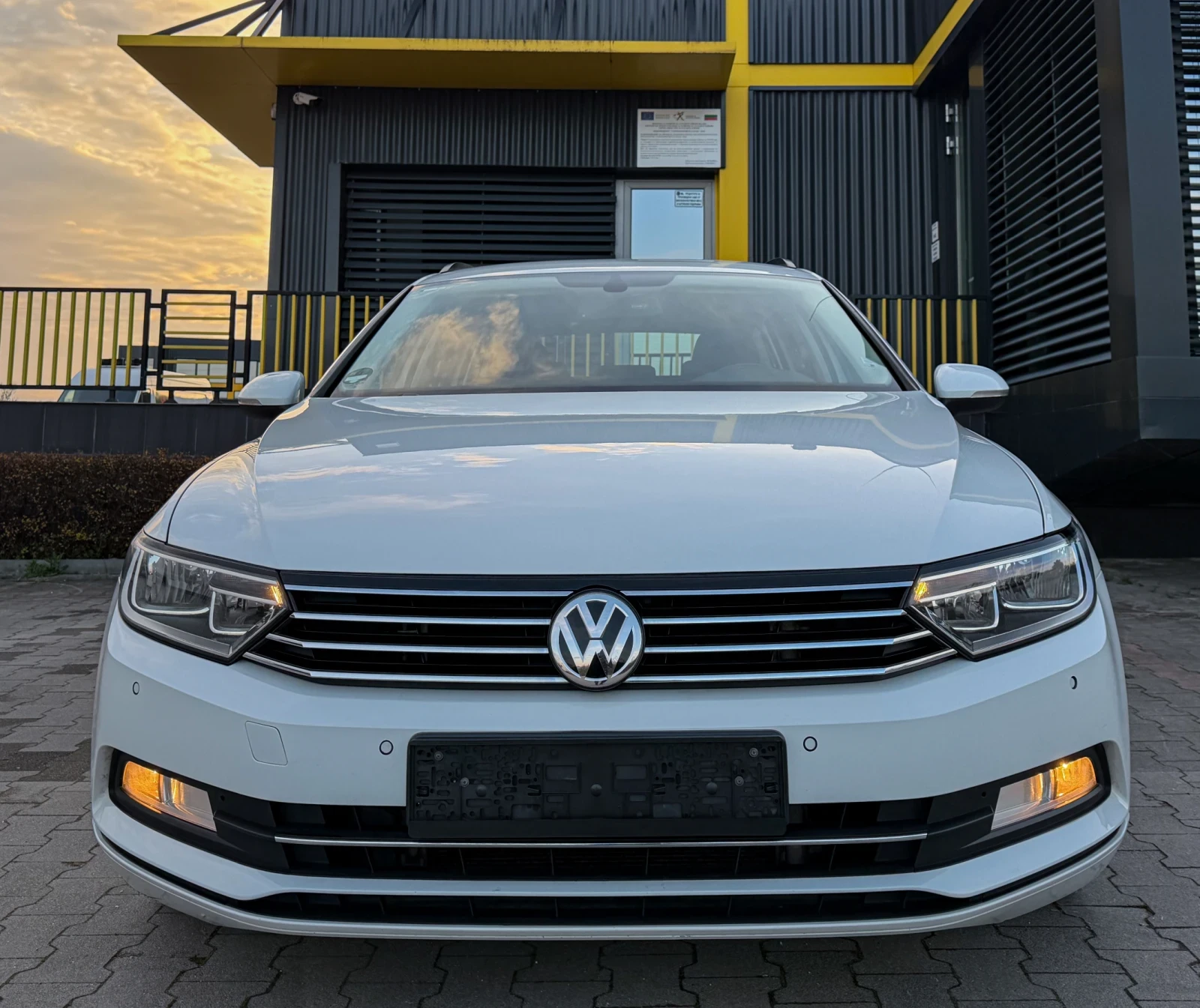VW Passat 2.0TDi / КОЖА / ПОДГРЕВ / CarPlay / 2 КЛЮЧА, снимка 2 - Автомобили и джипове - 54072891