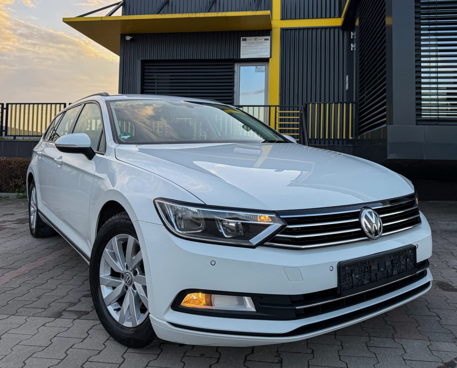 VW Passat 2.0TDi / КОЖА / ПОДГРЕВ / CarPlay / 2 КЛЮЧА, снимка 3 - Автомобили и джипове - 54072891