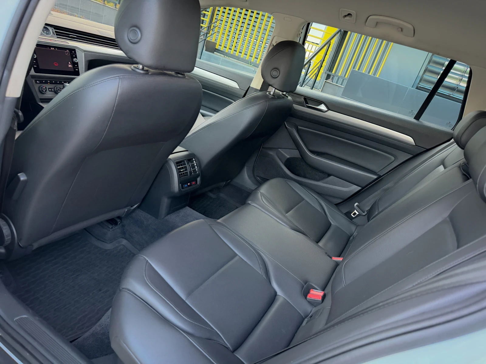 VW Passat 2.0TDi / КОЖА / ПОДГРЕВ / CarPlay / 2 КЛЮЧА, снимка 16 - Автомобили и джипове - 54072891