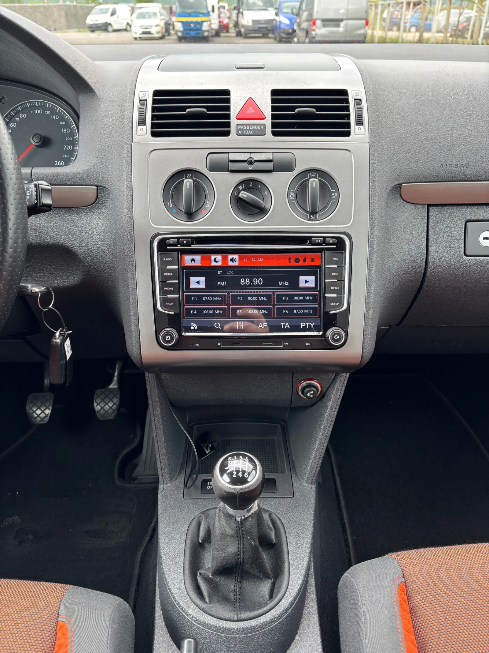 VW Touran CROSS , снимка 14 - Автомобили и джипове - 54510569
