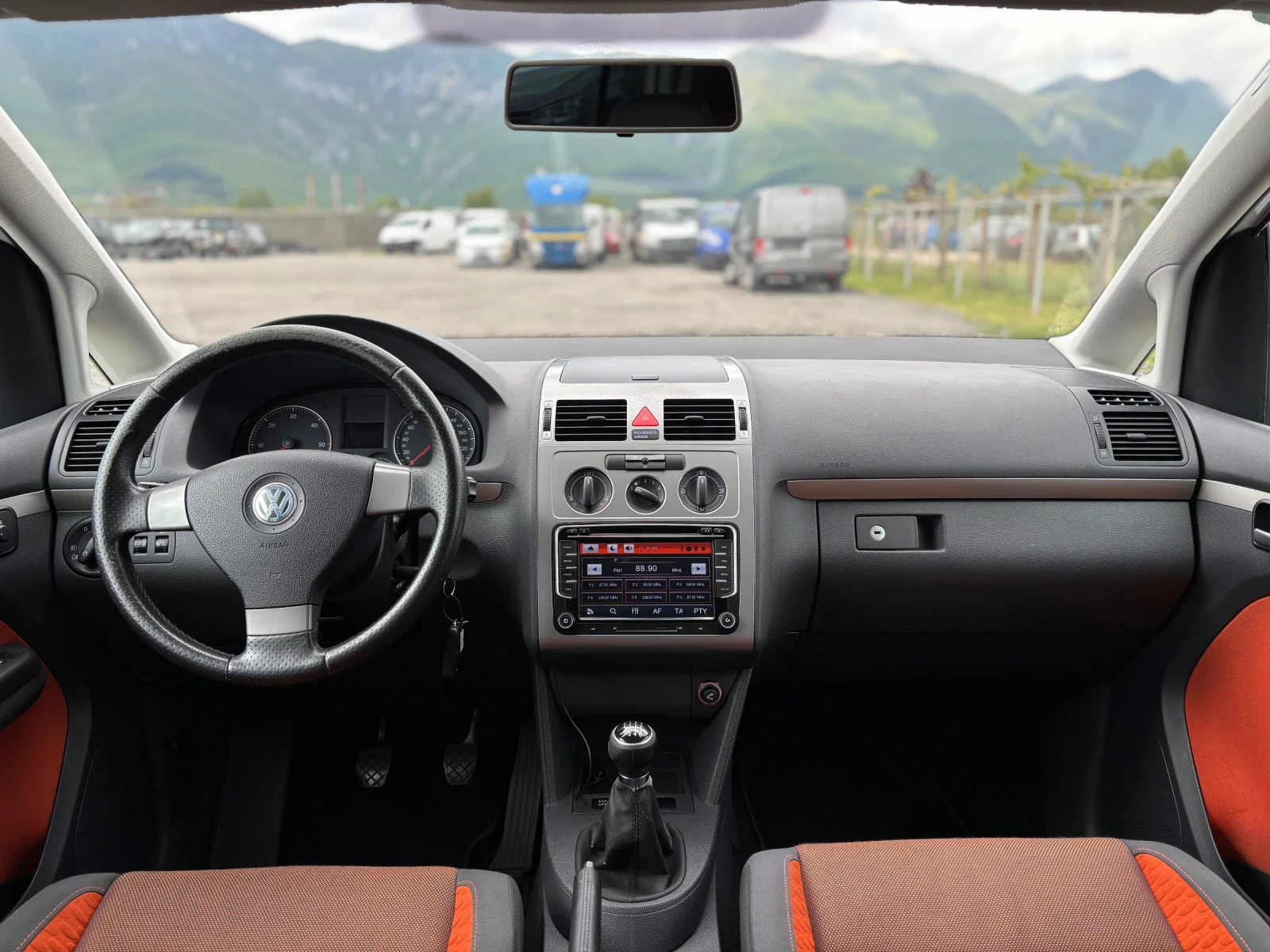 VW Touran CROSS , снимка 13 - Автомобили и джипове - 54510569