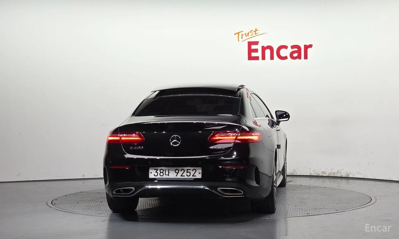 Mercedes-Benz E 400 4MATIC AMG PACK* BURMESTER* 360* ХЕДЪП* DISTRONIC*, снимка 4 - Автомобили и джипове - 55045845