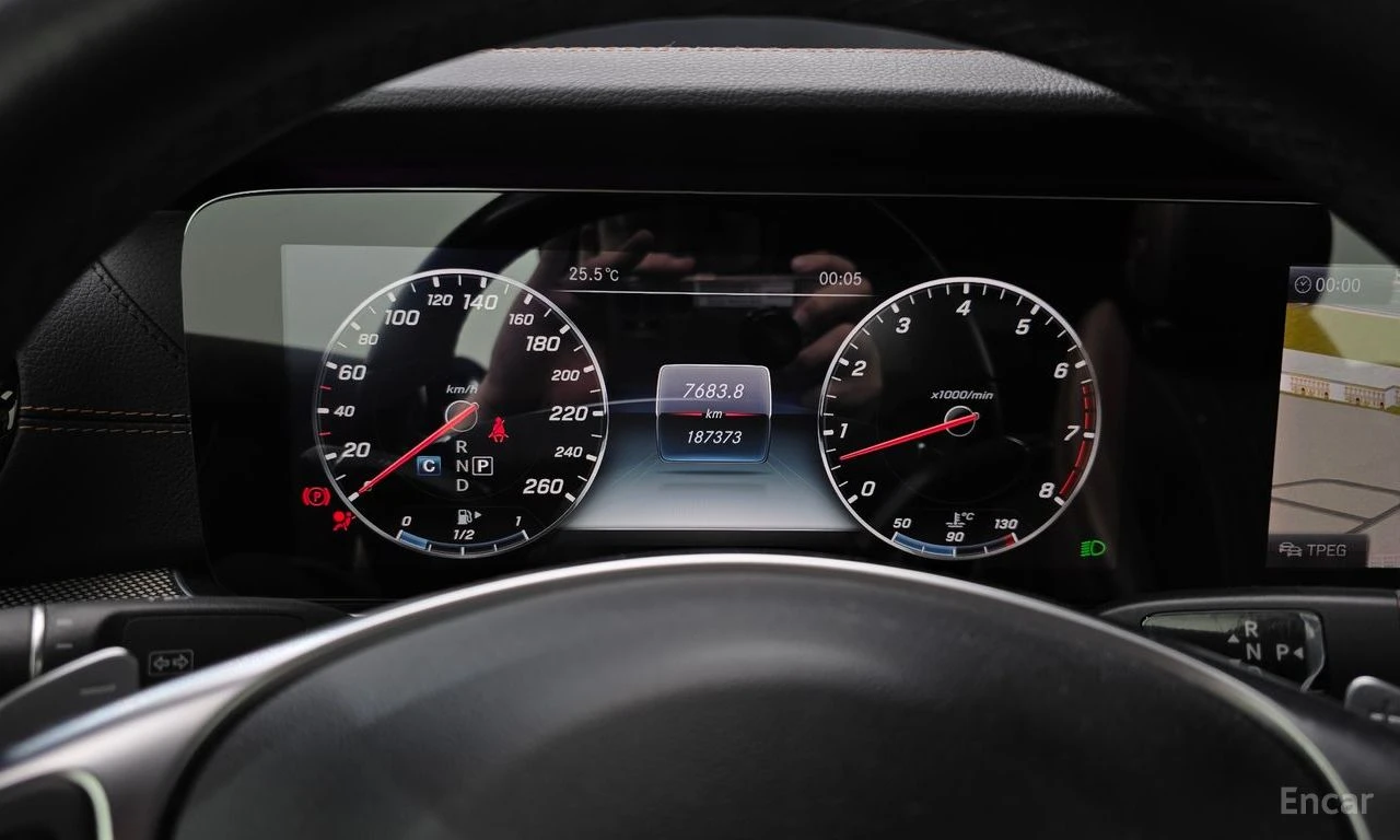 Mercedes-Benz E 400 4MATIC AMG PACK* BURMESTER* 360* ХЕДЪП* DISTRONIC*, снимка 12 - Автомобили и джипове - 55045845