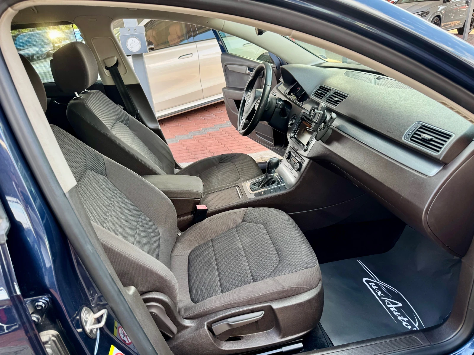 VW Passat 2.0TDI#LED#BI-XENON#DSG#DISTRONIC#PDC#ОБСЛУЖЕН, снимка 11 - Автомобили и джипове - 56109491