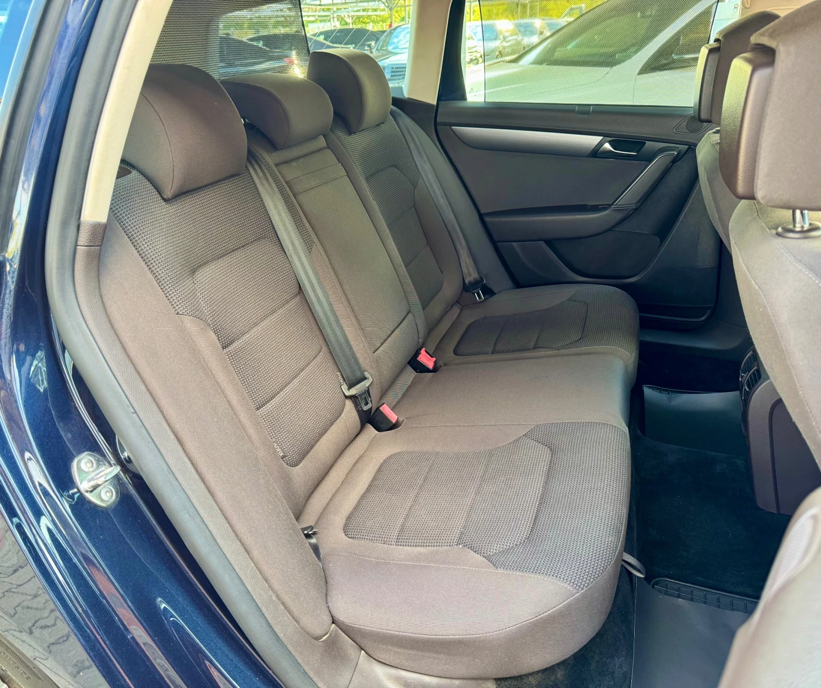 VW Passat 2.0TDI#LED#BI-XENON#DSG#DISTRONIC#PDC#ОБСЛУЖЕН, снимка 13 - Автомобили и джипове - 56109491