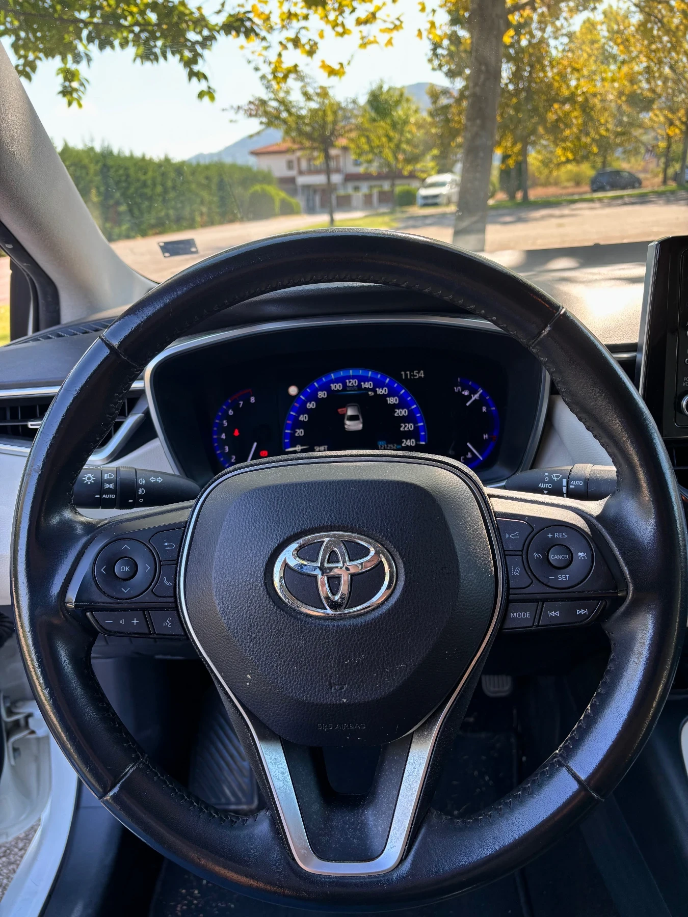 Toyota Corolla 1.6 Executive Plus / White Pearl, снимка 14 - Автомобили и джипове - 56165060