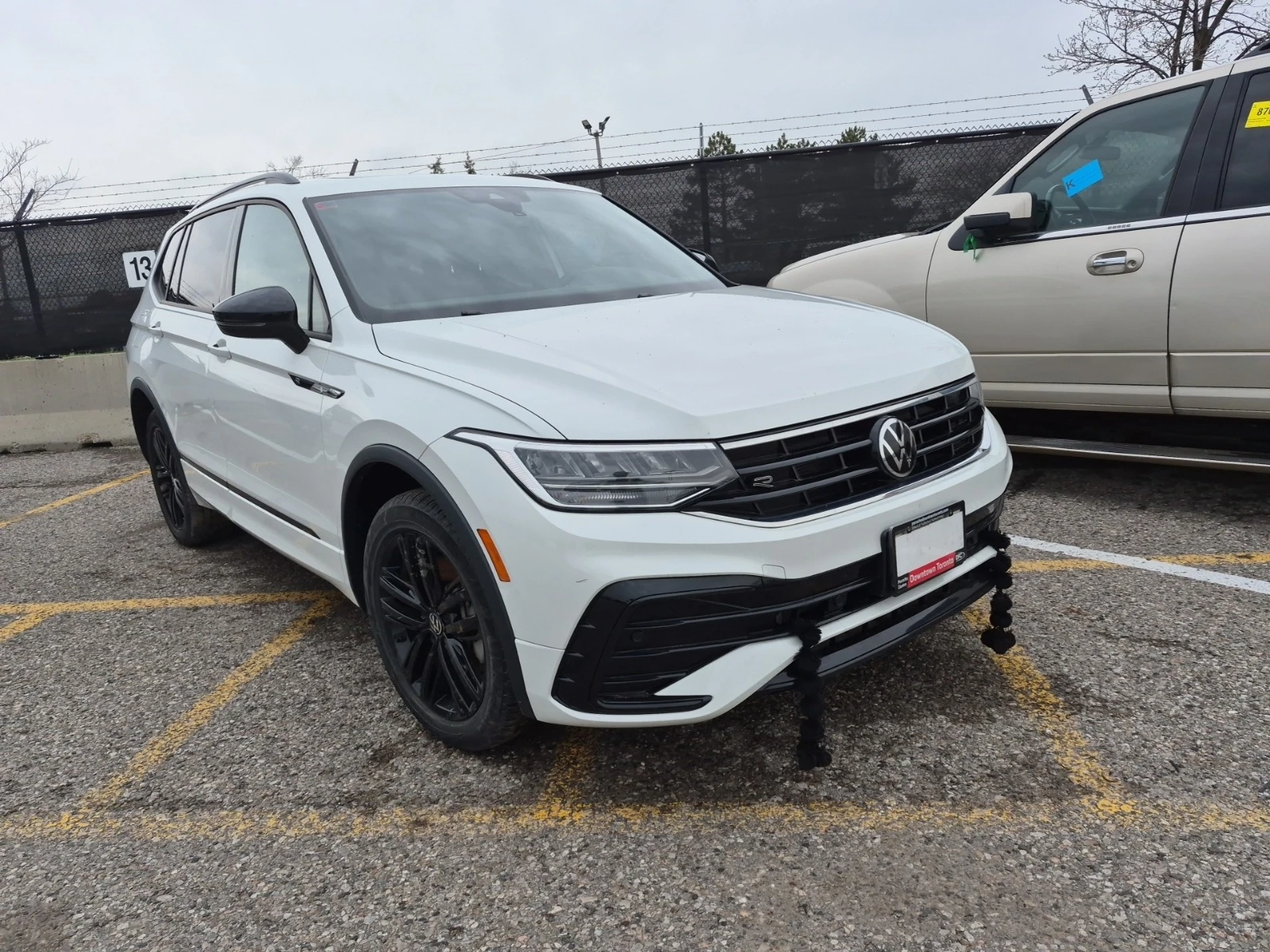 VW Tiguan COMFORTLINE R-LINE BLACK EDITION * AWD * CARFAX * , снимка 2 - Автомобили и джипове - 54661479