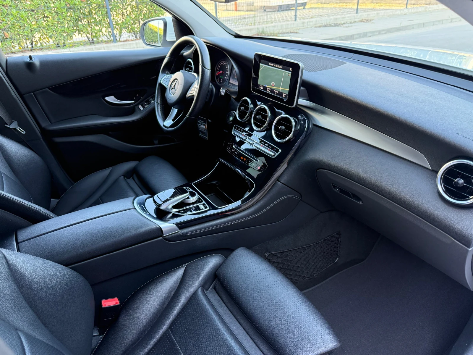 Mercedes-Benz GLC 250 COUPE 4MATIC / MULTIBEAM / 360 КАМЕРИ / ИСТОРИЯ, снимка 10 - Автомобили и джипове - 55499135
