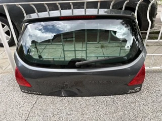 Продавам заден капак (пета врата) за Peugeot 3008 