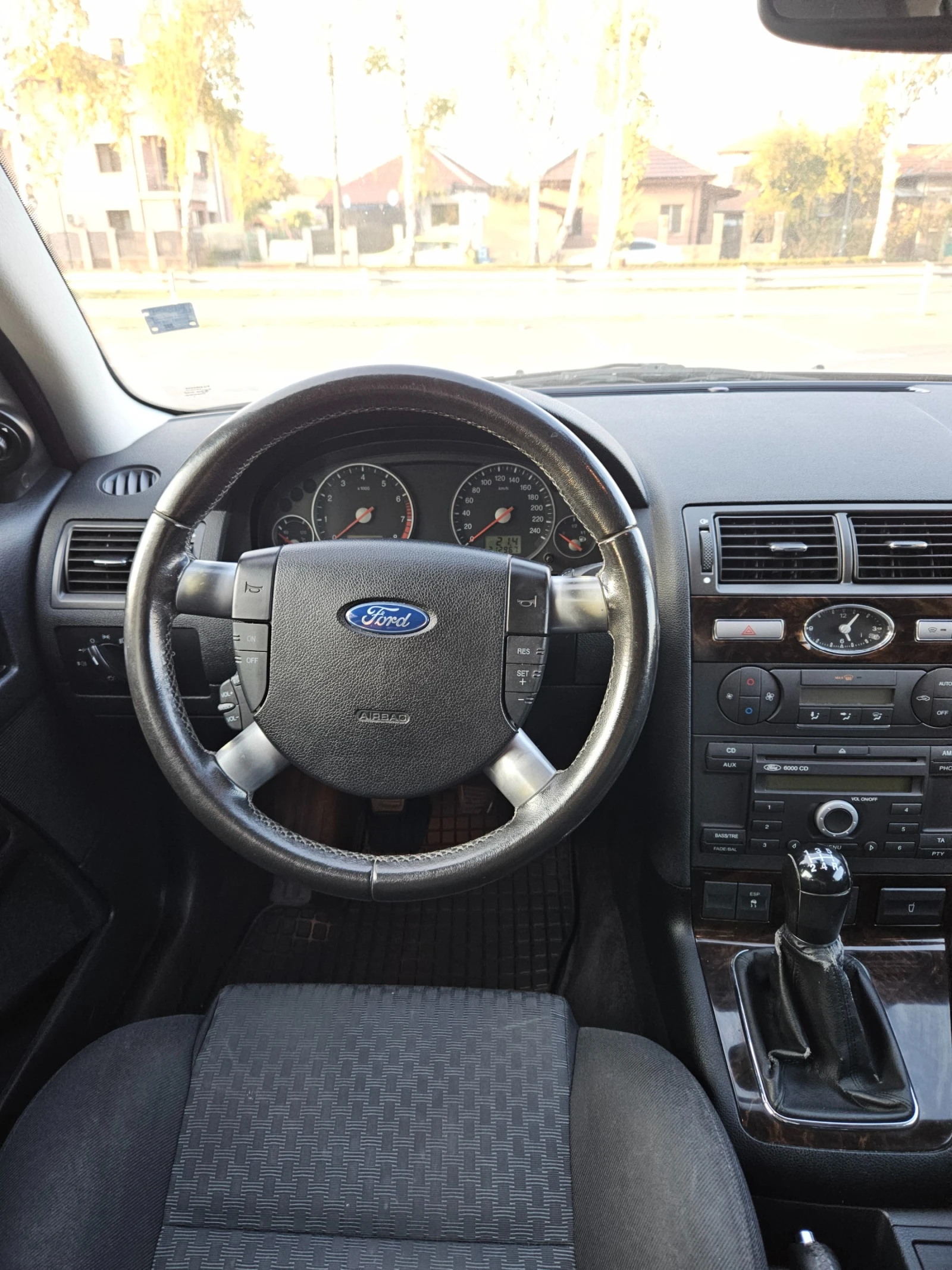 Ford Mondeo 2.0i GHIA - изображение 2