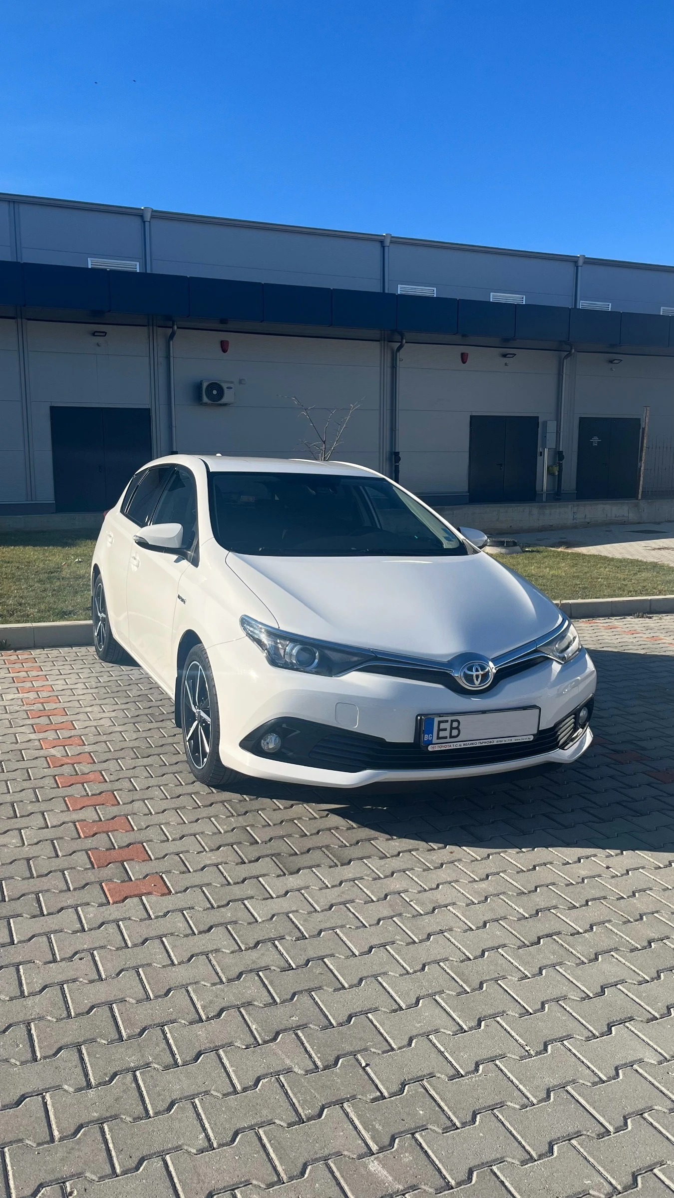 Toyota Auris HYBRID 1.8 - изображение 2